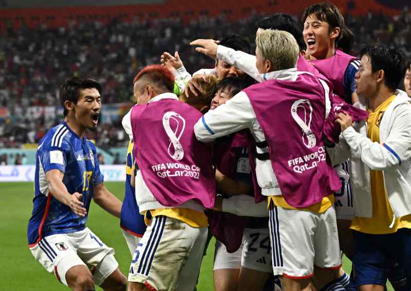 อินทรีร่วง!ญี่ปุ่นแซงสเปน 2-1 จูงมือลิ่วน็อคเอาท์บอลโลก