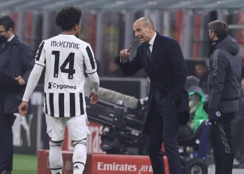 อัลเลกรียันแม็คเคนนี่จ่อลาม้าลายซบยูงทอง