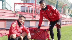 ตอง-เจพักเตะบอลไปออกรายการร้องข้ามกำเเพง