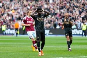 "ซาก้า" พลาดจุดโทษอาร์เซน่อลนำ 2-0 ไม่ชนะจ่าฝูงมีสั่นคลอน